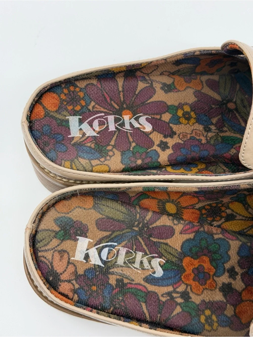 These Korks Laporte patent loafers feature a square toe and a block heel. SZ 10
